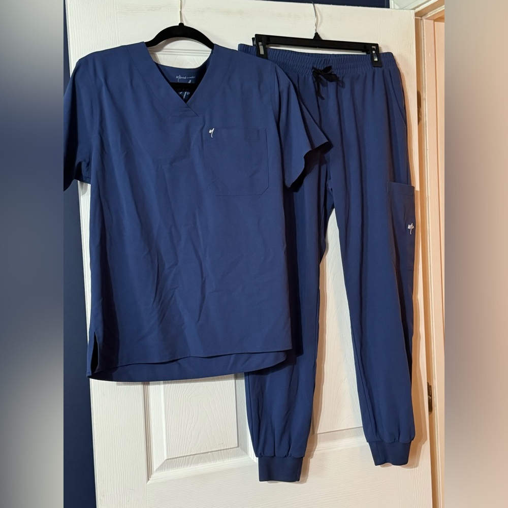 MiMs jogger scrub set, navy, size XL top, size M joggers